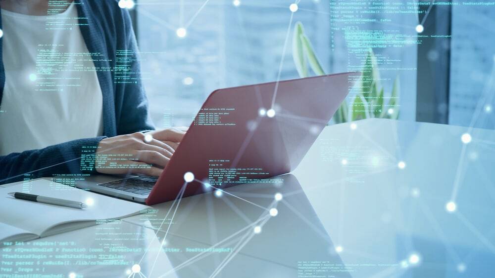 Am Laptop arbeitender Mann